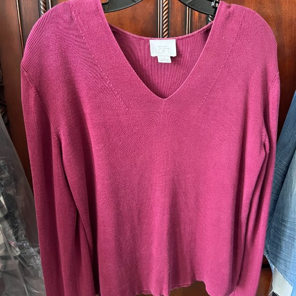 EUC Ann Taylor Loft Silk Fuchsia V-Neck Sweater - Picture 2 of 8